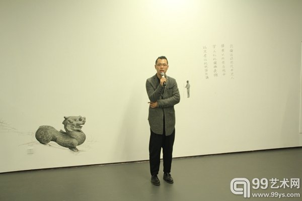 策展人梁勤