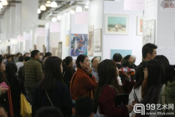 2014年11月12日，第十八届上海艺博会，会展现场人头攒动。