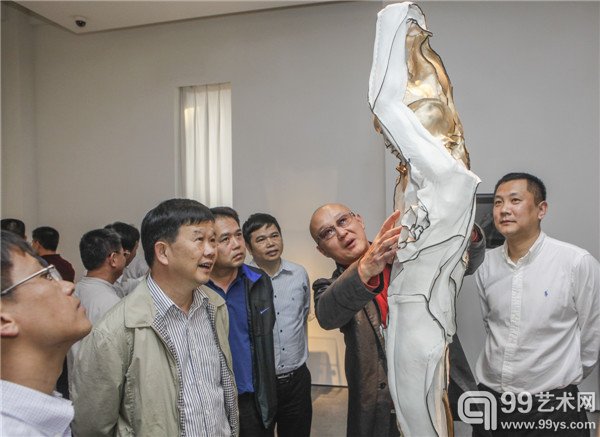 活动现场嘉宾观看作品