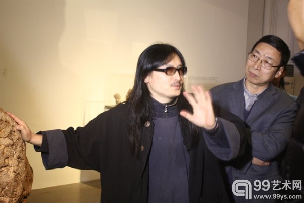 艺术家李真与策展人殷双喜在展览现场