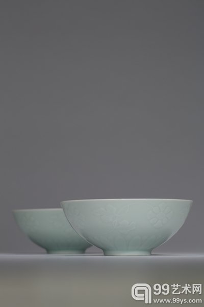 清雍正 粉青釉浅浮雕刻缠枝莲纹碗.JPG