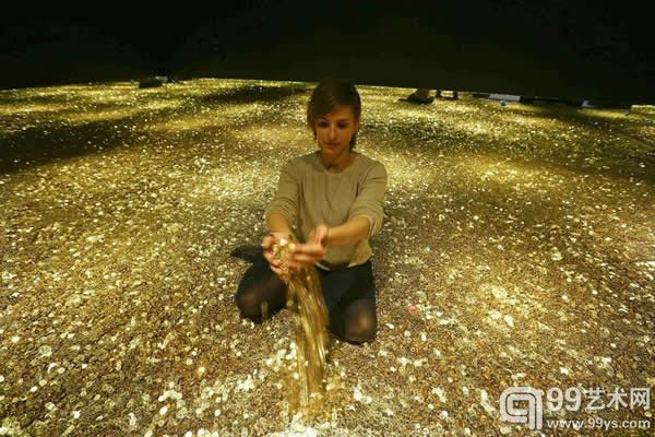 “金钱泳池”