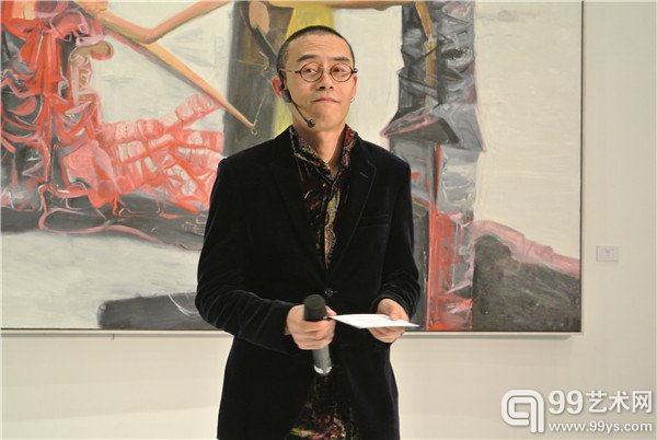 艺术家任思鸿在开幕式上讲话
