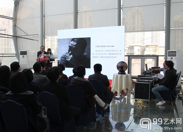主持人在开幕式上向嘉宾介绍参展艺术家