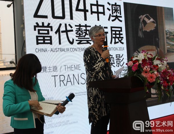 Janet Clayton画廊负责人Janet Clayton女士在开幕式上讲话