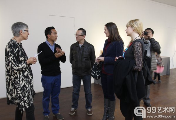 澳大利亚驻华使馆代表与参展艺术家进行交流