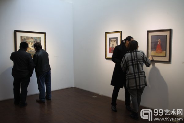 嘉宾在现场观展交流