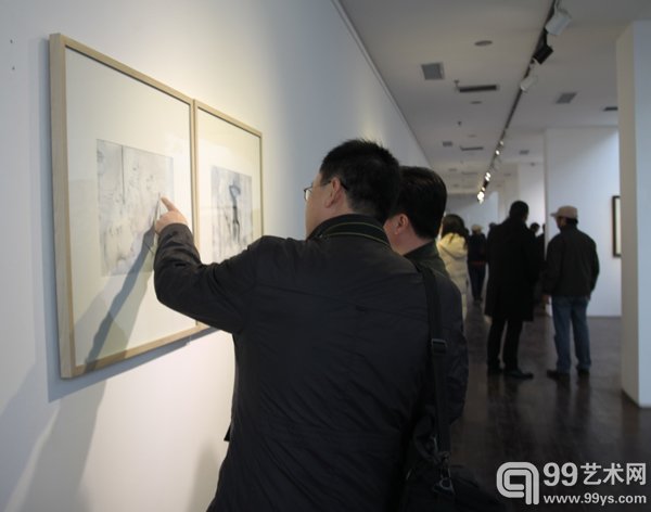 嘉宾在现场仔细观看作品