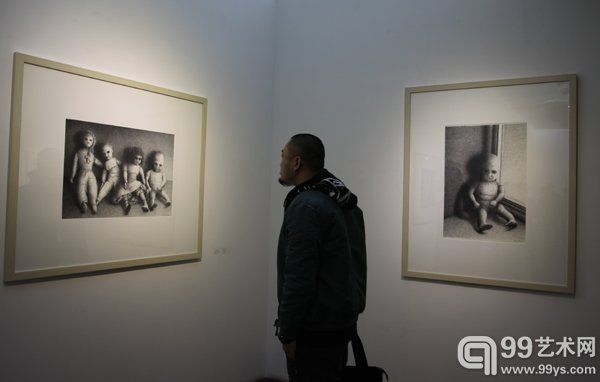 嘉宾在展览现场观看作品