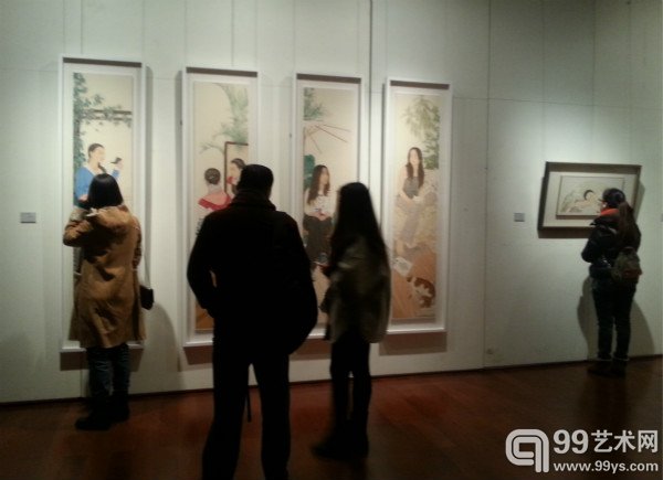 观众正在参观展览