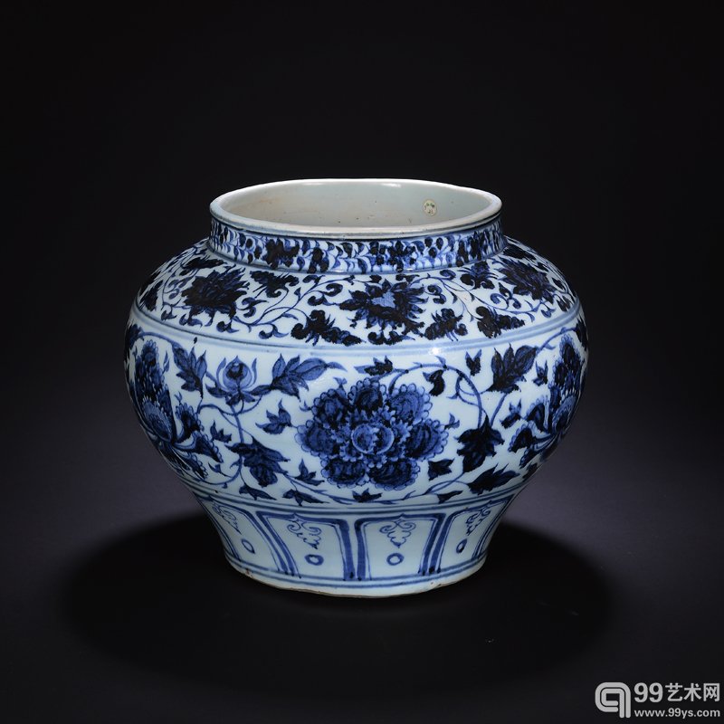 元 青花缠枝牡丹罐 W34.5cm,H26.7cm RMB 10,000,000-15,000,000