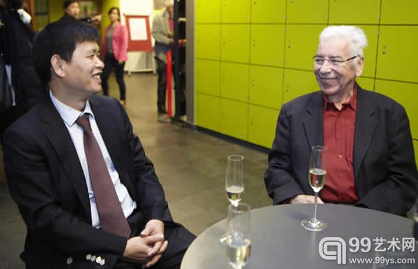 艺术家周昌新与前东德驻华大使贝特霍尔德在展览现场交流