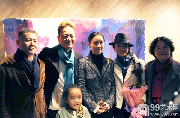 活动现场艺术家与家人及歌星那英合影留念