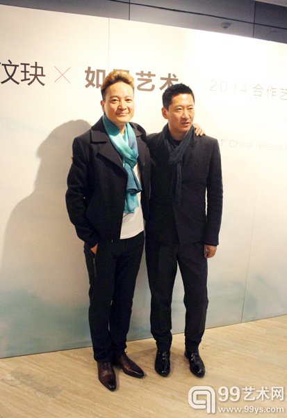 活动现场艺术家与影星周杰合影留念