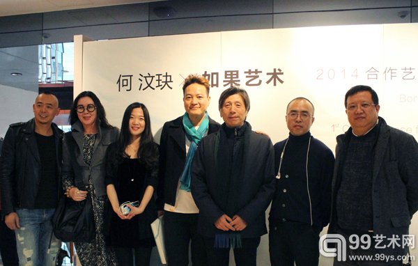 活动现场与嘉宾合影