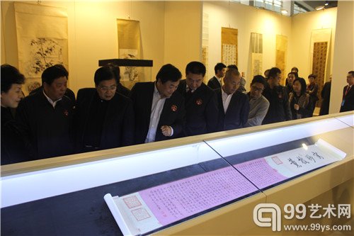 嘉宾参观展览作品