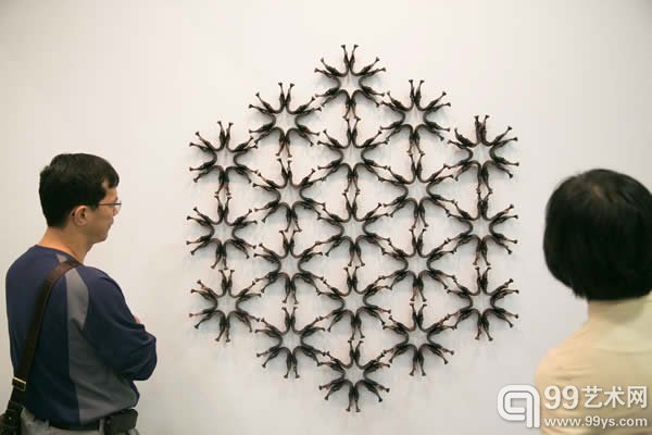 ART TAIPEI 牆面的装置艺术品 吸引民众讨论