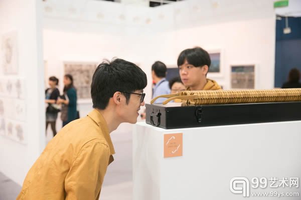 民众于ART TAIPEI 2014 欣赏艺术品专注入神