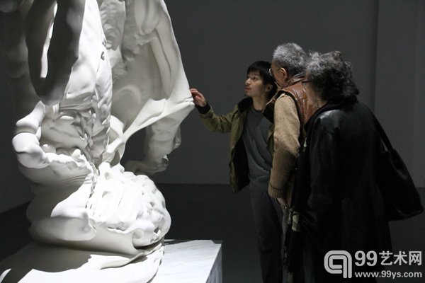 活动现场观众在近距离观看作品