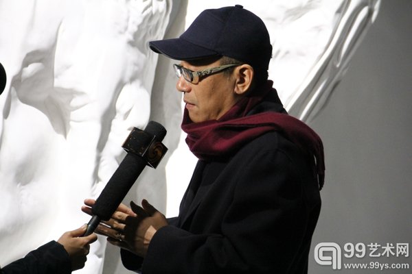 活动现场艺术家展望在接受采访