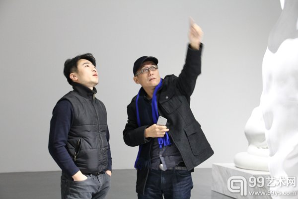 艺术家展望在活动现场
