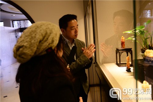 石工坊主人陈真云为嘉宾讲解寿山石雕