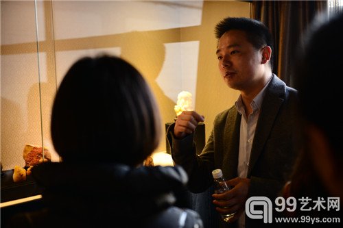 石工坊主人陈真云为嘉宾讲解寿山石雕