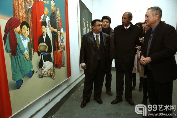 在马艺博主席拿督沈哲初先生的陪同下，尊贵的玻璃市州皇储、马中友好会长、马来西亚驻中国大使等重要嘉宾参观了两个展馆