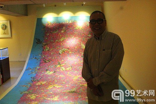 艺术家陈锋与作品合影