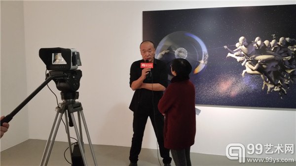 批评家刘淳在现场接受99艺术网采访