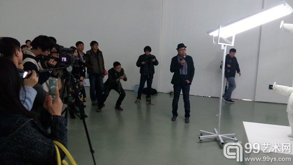 艺术家瞿广慈做媒体导览