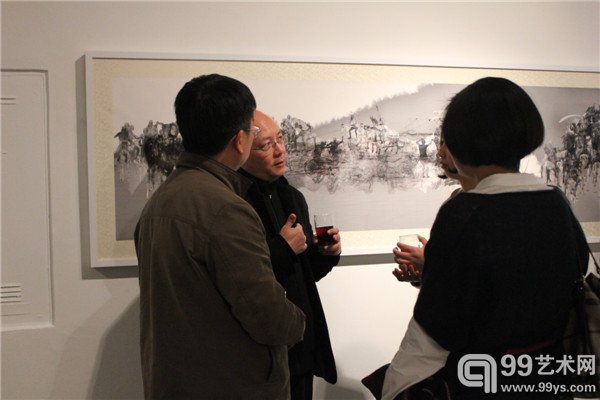 缪晓春与友人交谈
