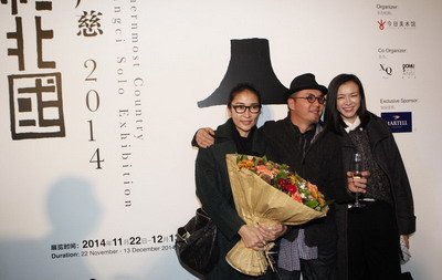 著名演员梁静（左）及著名模特、主持人李艾出席开幕式