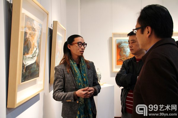 活动现场艺术家在介绍作品