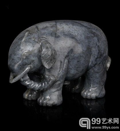 清乾隆 墨玉雕宝象	