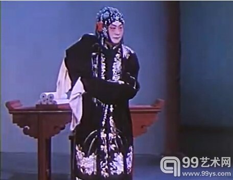 （图注1：程砚秋在电影《荒山泪》中的水袖动作。）