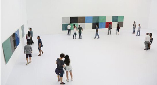 （图注2：颜磊个展“图像，未（不）死”展览现场。）