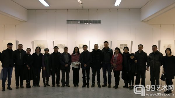 艺术家宁方倩与嘉宾合影