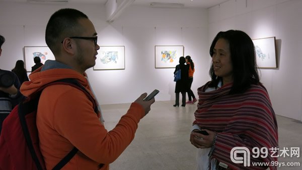  艺术家宁方倩与观众交流作品