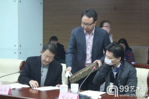 莫言短篇小说代表作《苍蝇•门牙》手书原稿捐赠仪式现场