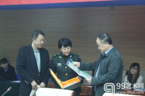 莫言短篇小说代表作《苍蝇•门牙》手书原稿捐赠仪式现场