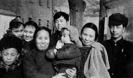张仃一家合影