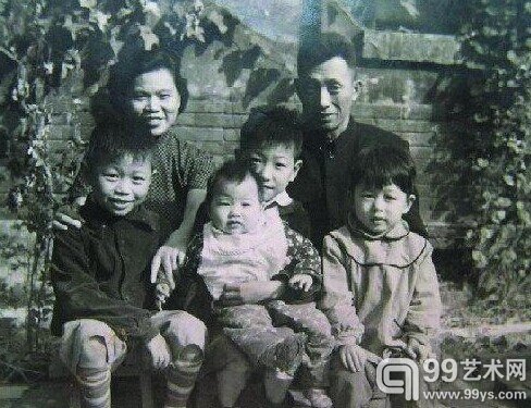 1956年，在北京东城大雅宝胡同祝大年全家合影