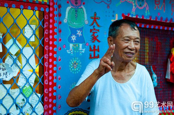 游客们要求为老人照相,他总是乐意配合