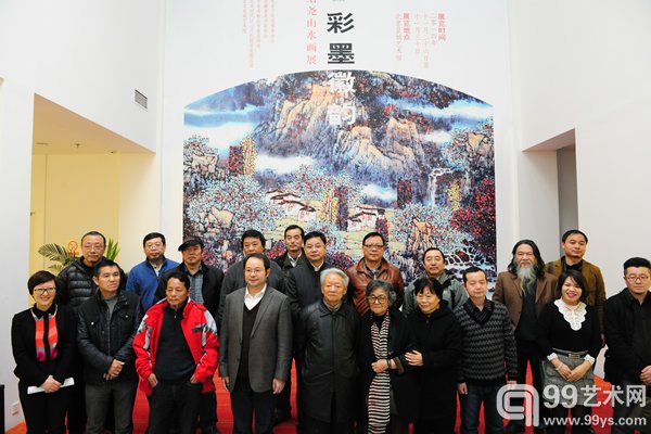 领导嘉宾在开幕式上合影