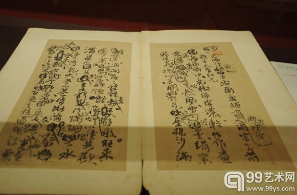 北京荣宝2014年秋季拍卖会预展现场-王铎诗卷