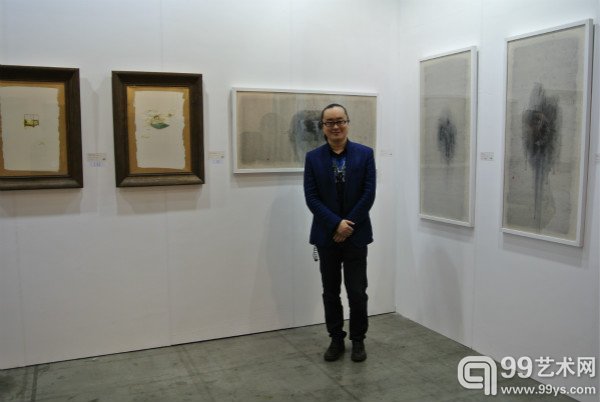 青年艺术家赵露在上舍空间展位自己作品前