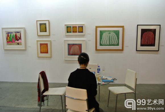 日本白石画廊带来草间弥生作品