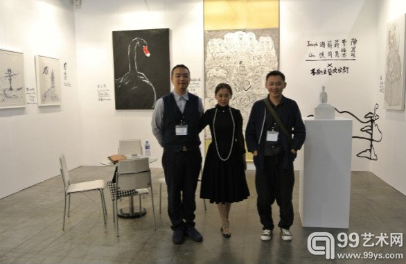 厦门不愿去艺文空间负责人在展位前合影