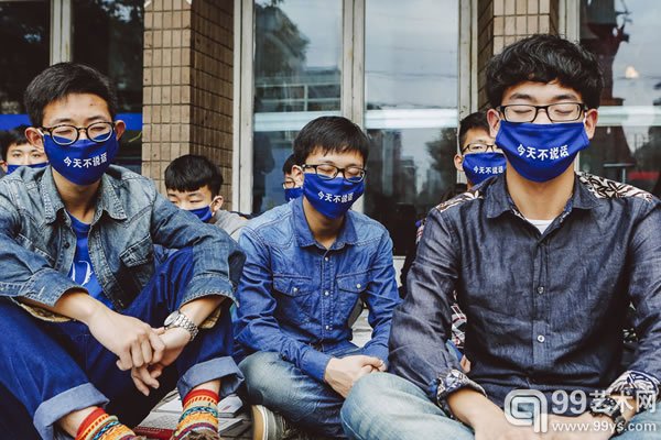 2014年11月23日，戴口罩的艺术家们在上海东昌电影院门口静坐，希望让中国当代艺术“静一静